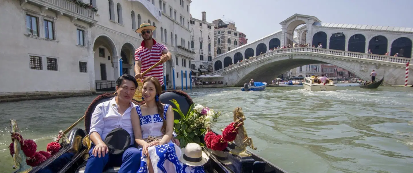 Photoshoot in Venice, capturing the romantic charm of the city through a unique portrait session.