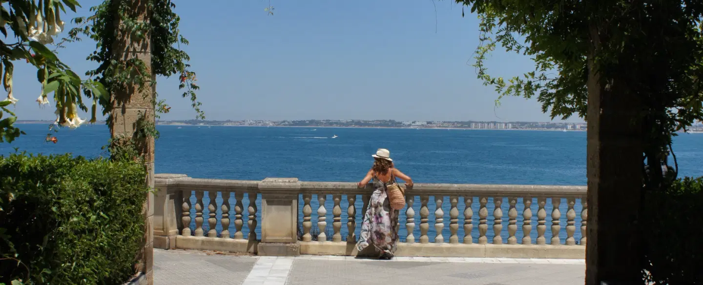Walking Tour of Cádiz with historic sites, lookout views, local taverns & guided tapas experience.