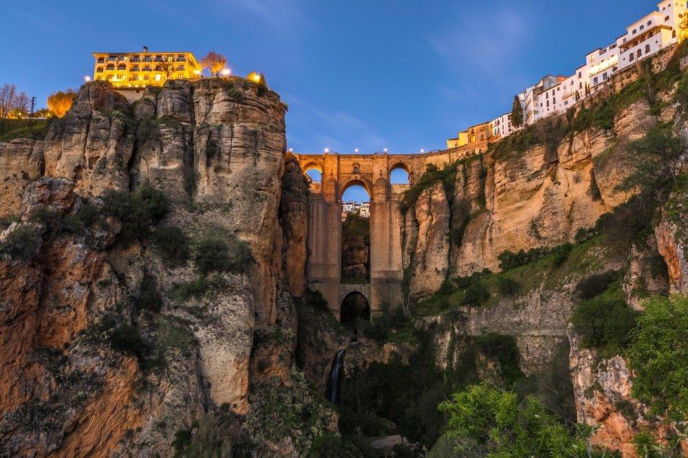Andalusia itinerary 10 days with Seville, Cádiz, Ronda, Málaga, Granada, heritage and cuisine.