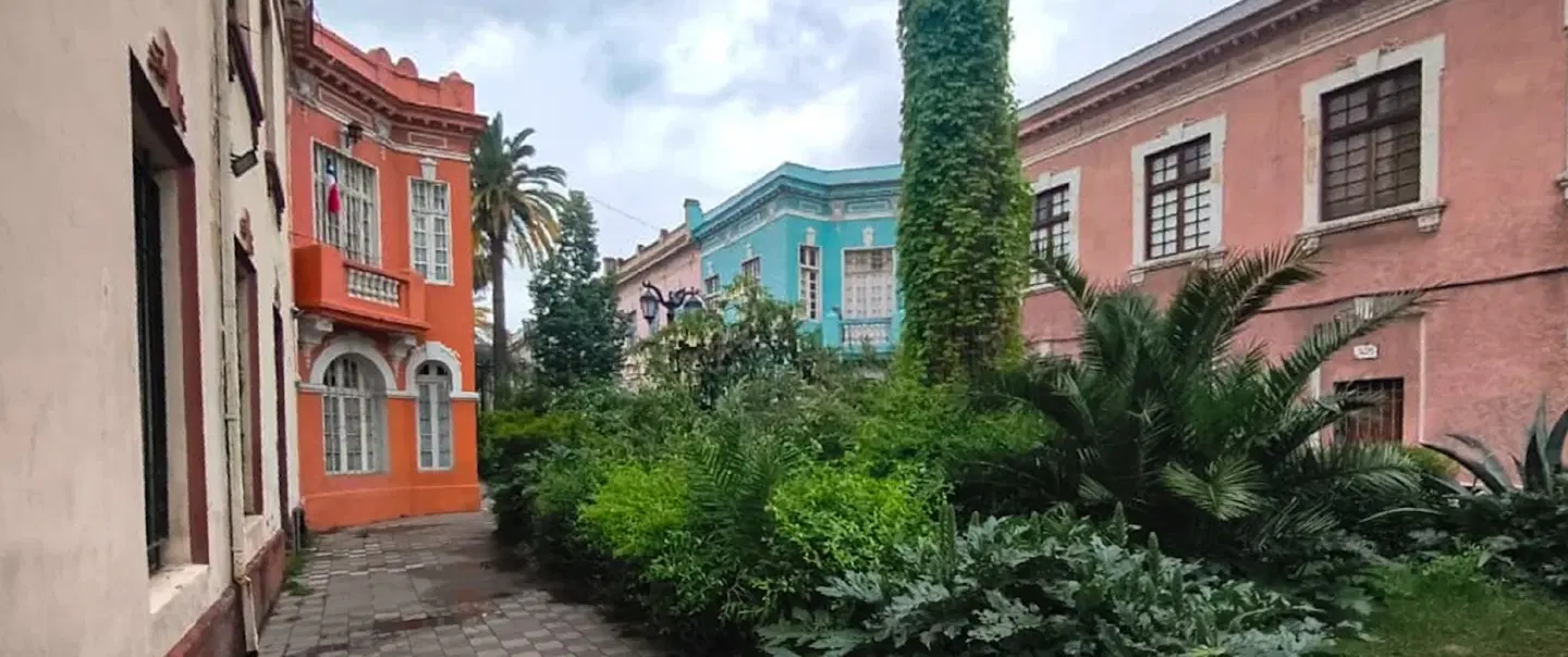 Street Art Walking Tour in Santiago exploring Barrio Yungay murals, artists and local history.