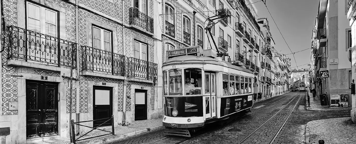 Photo Tour & Professional Photoshoot in Lisbon: street photography, secret miradouros and alleyways.