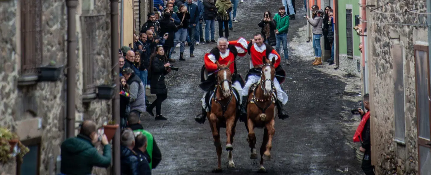 Santu Lussurgiu Carnival Photo Walk in Sardinia with Sa Carrela ’e Nanti horse race & village life.