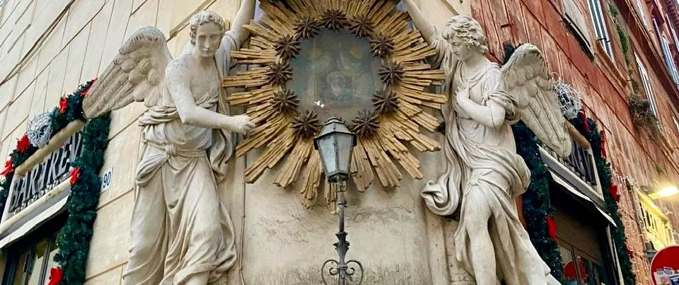 Walking Tour in Rome discovering Madonnelle and the untold stories carved into its street corners.