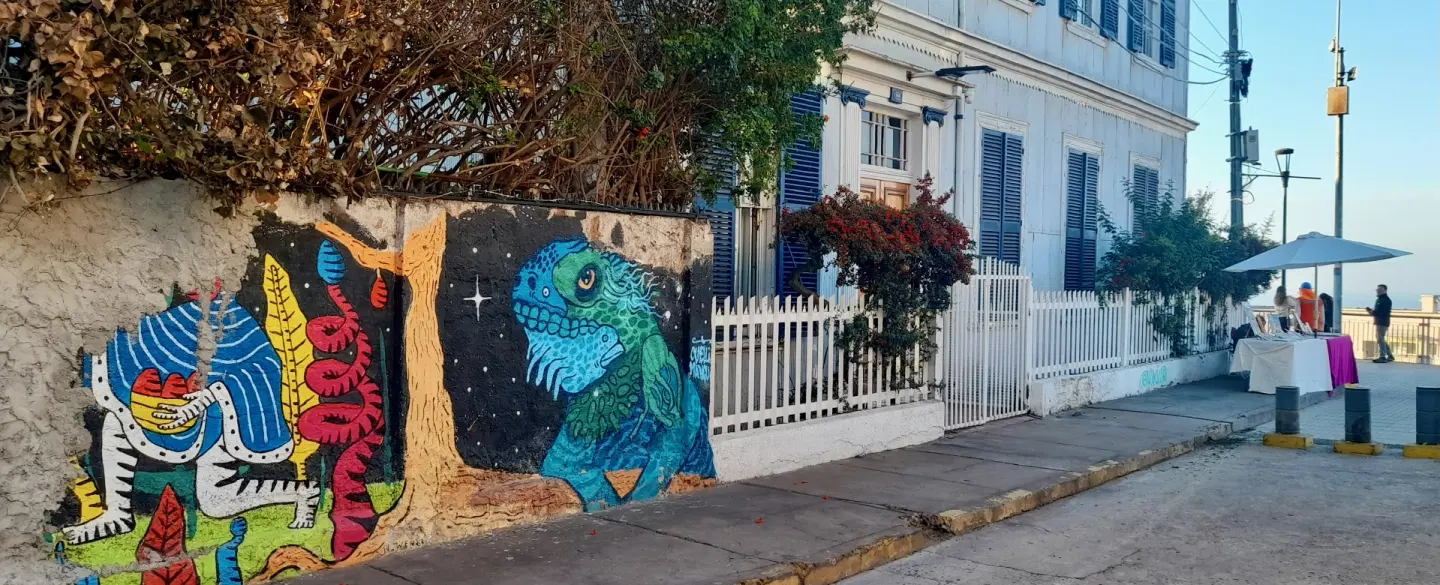 Art Tour in independent Valparaíso gallery with local artists, street art and metalwork insights.