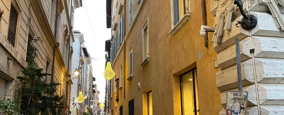 Walking Tour in Rome exploring tucked-away alleys, unique corners and the city’s layered history.