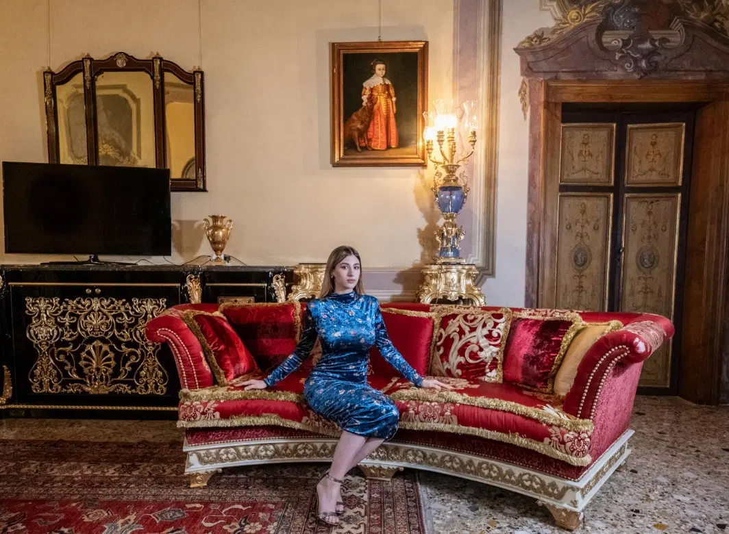 Photoshoot in Venice, a portrait session in historic costume at a Venetian palace and on a gondola.