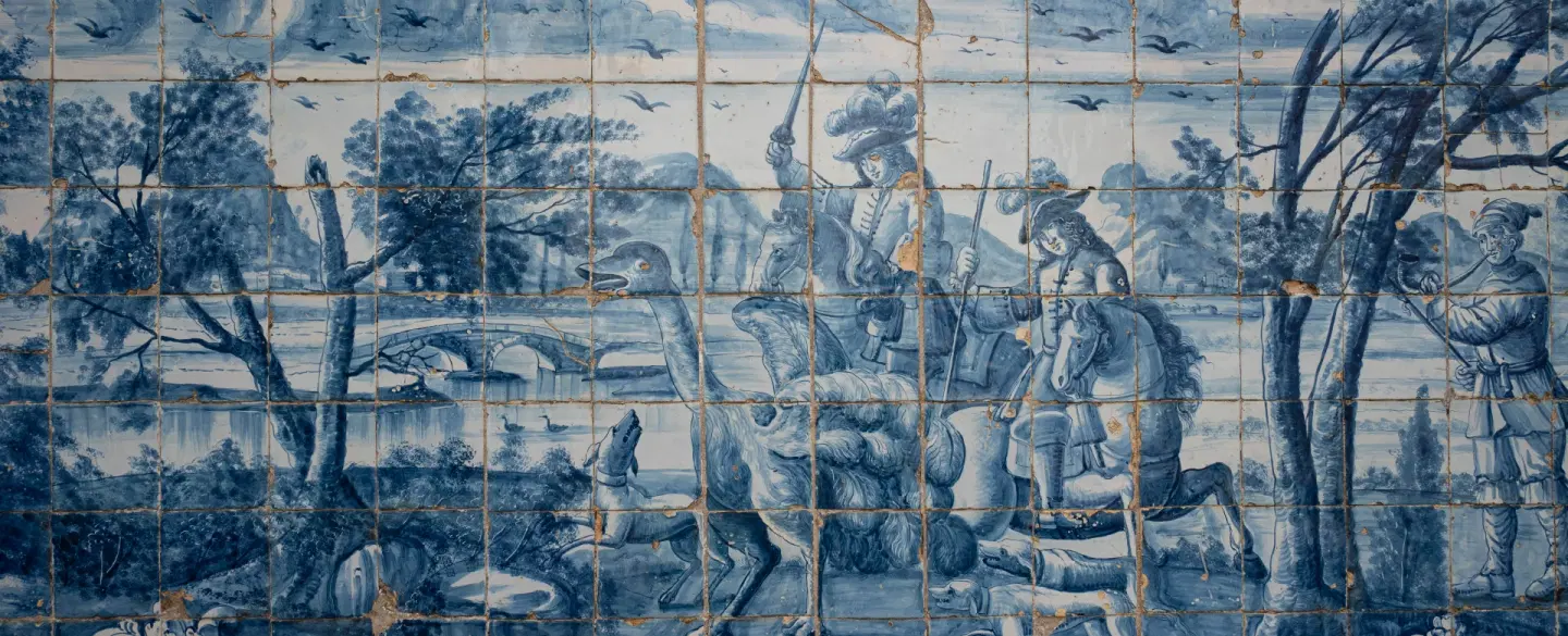 Azulejos Walking Tour in Porto exploring São Bento, Capela das Almas, tile heritage with historian.
