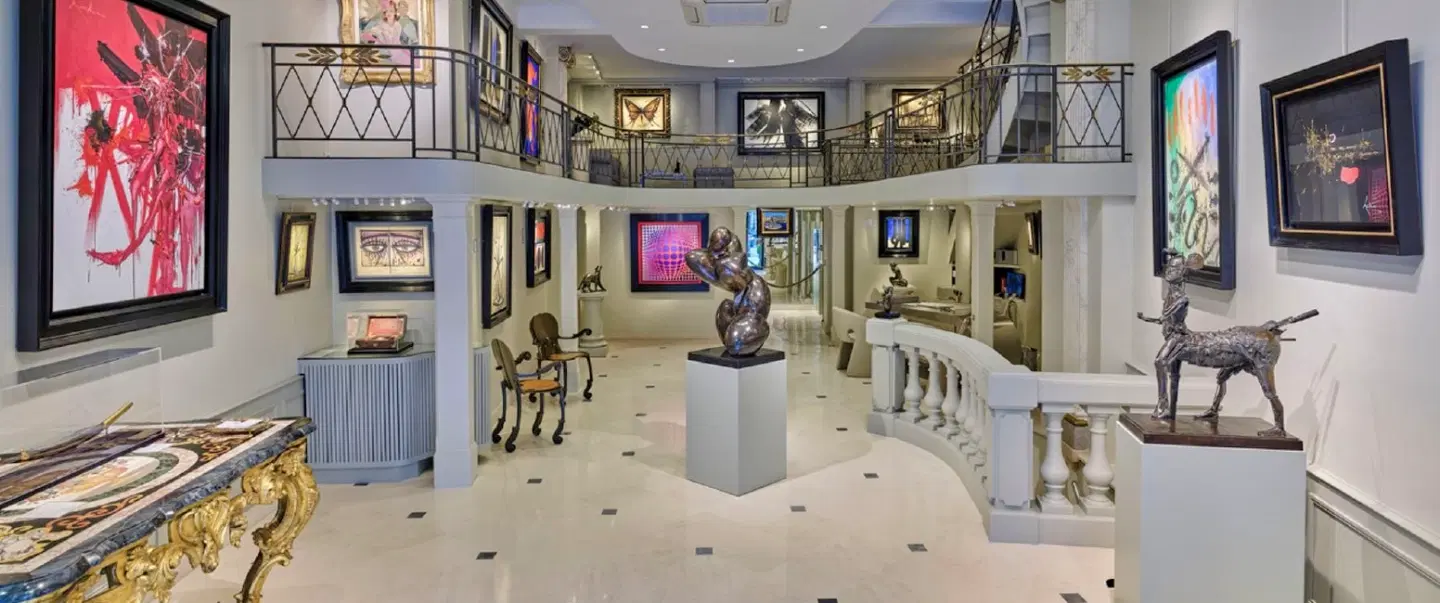 Art Tour in Paris: walking the Rive Gauche & Rive Droite through modern and contemporary galleries.
