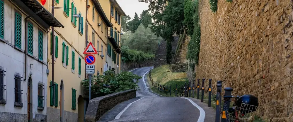 Walking Tour in Florence through San Niccolò, Oltrarno artisans, Ponte Vecchio and Santo Spirito.