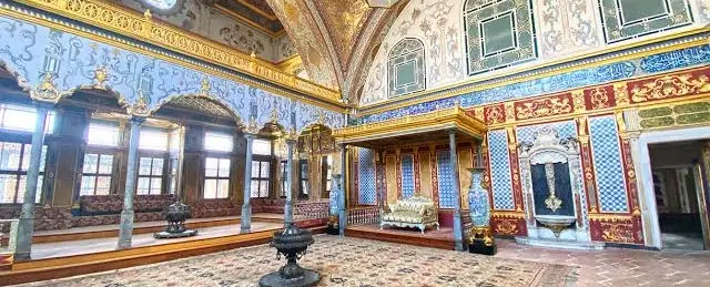 Walking Tour in Istanbul of Ottoman highlights: Topkapı Palace, Blue Mosque, art and heritage.
