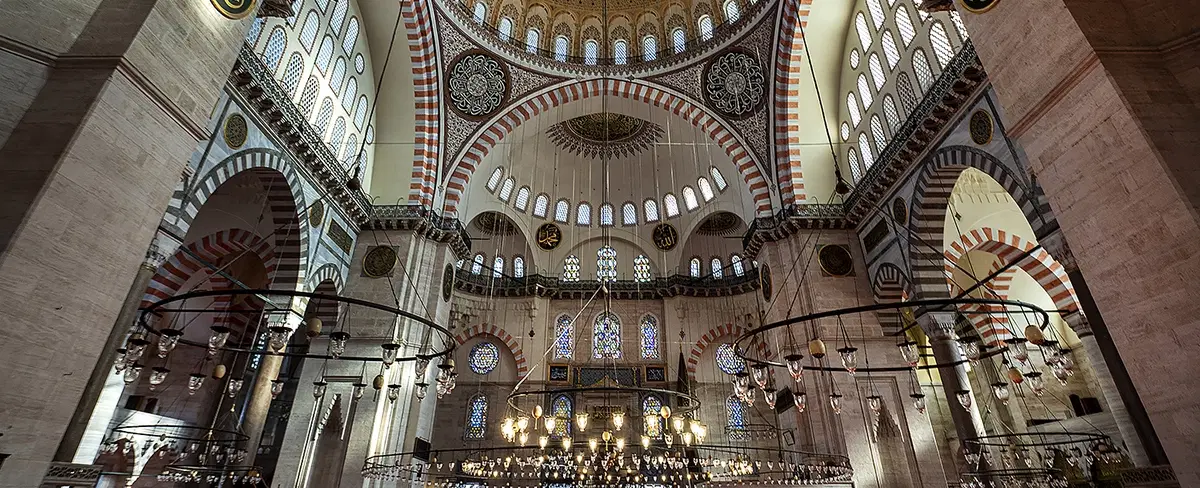 Street Photography in Istanbul’s historic Vefa & Süleymaniye: Ottoman heritage, mosques, daily life.