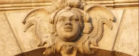 Walking Tour in Bordeaux exploring the Atlantic slave trade from the historic center to the quays.