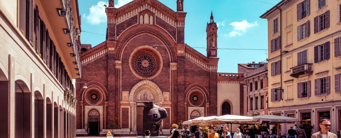 Photo Walk in Brera, Milan, capturing bohemian streets, hidden courtyards, and everyday rhythms.