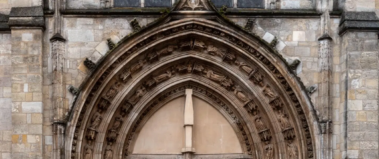 History Tour in Bordeaux walking across Old Town and riverfront: the city’s past into sharp focus.