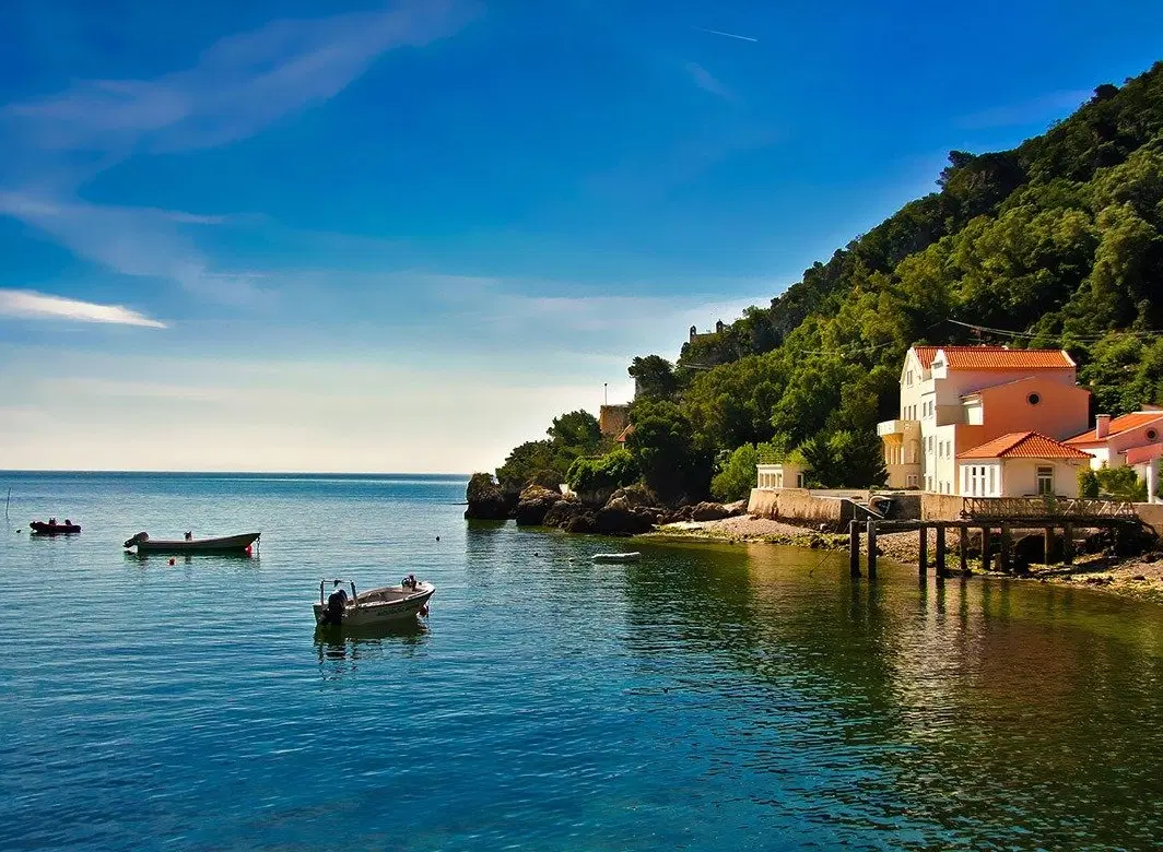 Setúbal Day Trip from Lisbon on a 4x4, with Galapinhos Beach, cave visit, vineyards, and cliffs.