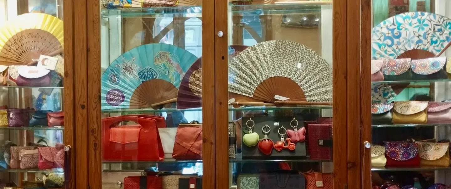 Artisan Shopping in Barcelona’s Gothic Quarter: insider insights, historic shops, working ateliers.