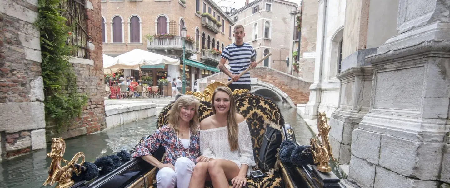 Photoshoot in Venice, capturing the romantic charm of the city through a unique portrait session.