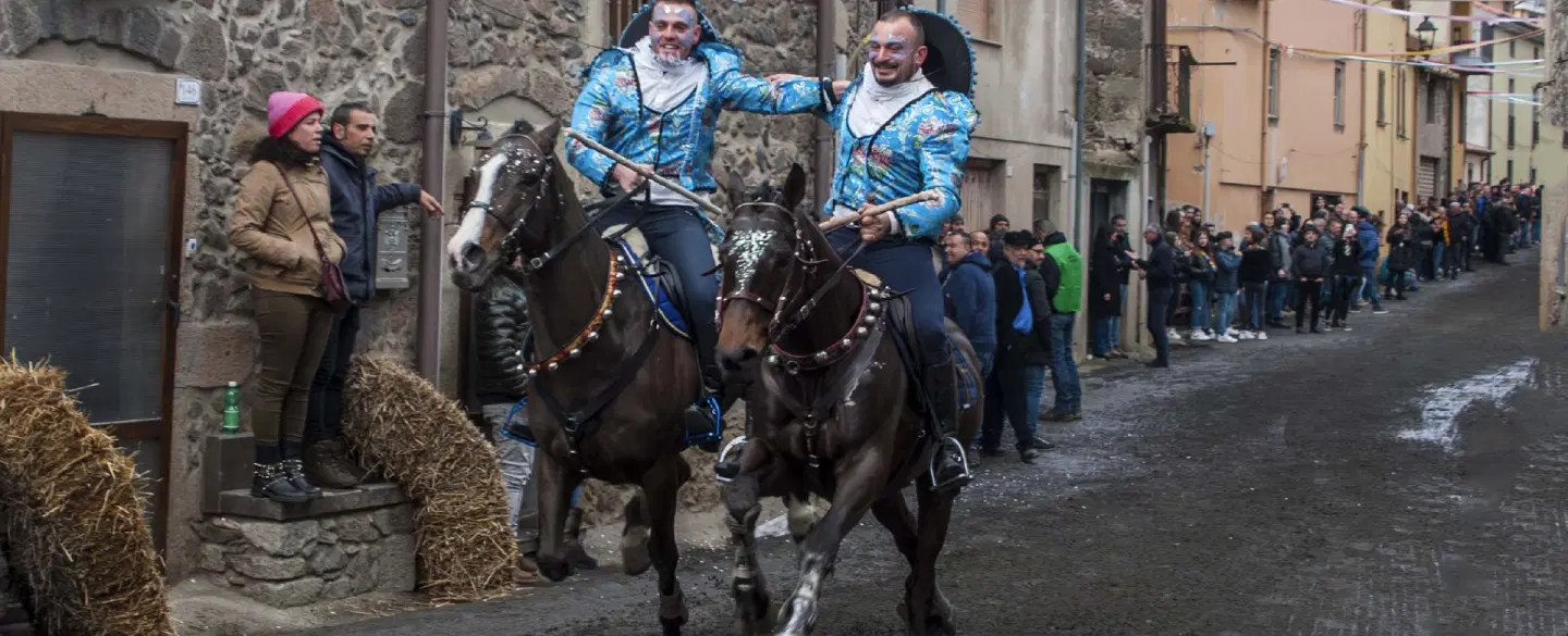 Santu Lussurgiu Carnival Photo Walk in Sardinia with Sa Carrela ’e Nanti horse race & village life.