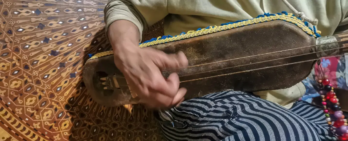 Gnawa Music in Essaouira: Live performance, spiritual meaning & traditional Moroccan dinner. 