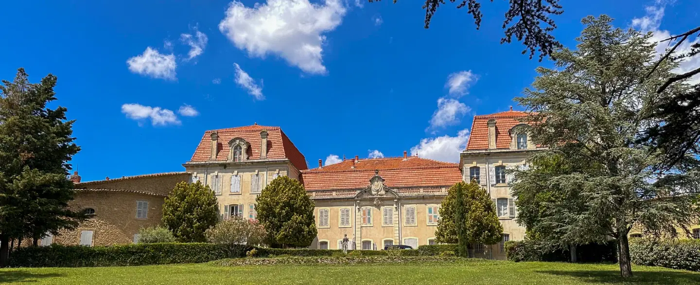 Châteauneuf-du-Pape Wine Tour in Provence near Avignon with estate visits, private tastings & lunch.
