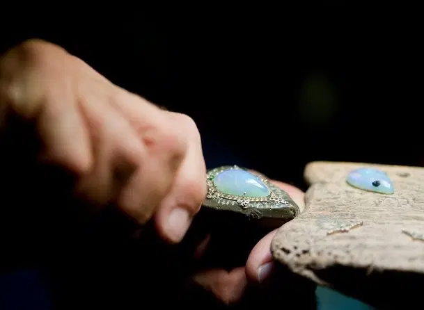 Jewelry Tour in Milan: Poldi Pezzoli gems, live artisan craftsmanship & Scuola Orafa insight. 