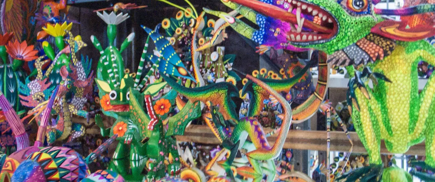 Photoshoot and Walking Tour of Mexico City’s La Ciudadela artisan market with tacos and crafts.
