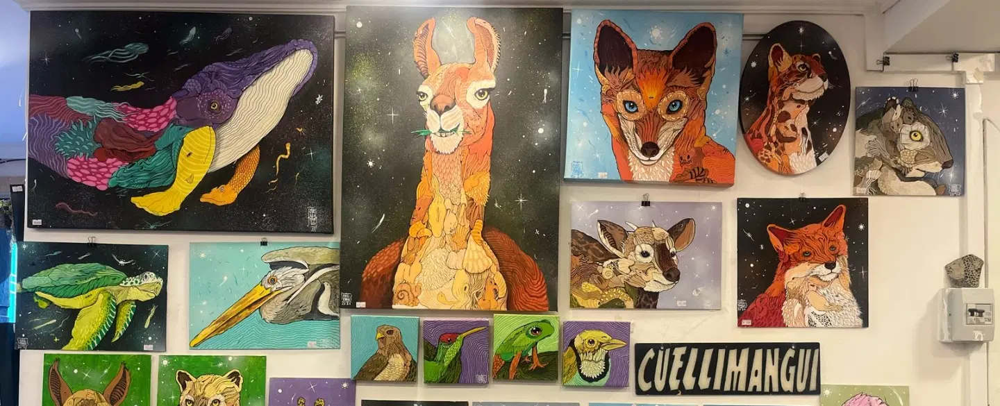 Art Tour in independent Valparaíso gallery with local artists, street art and metalwork insights.
