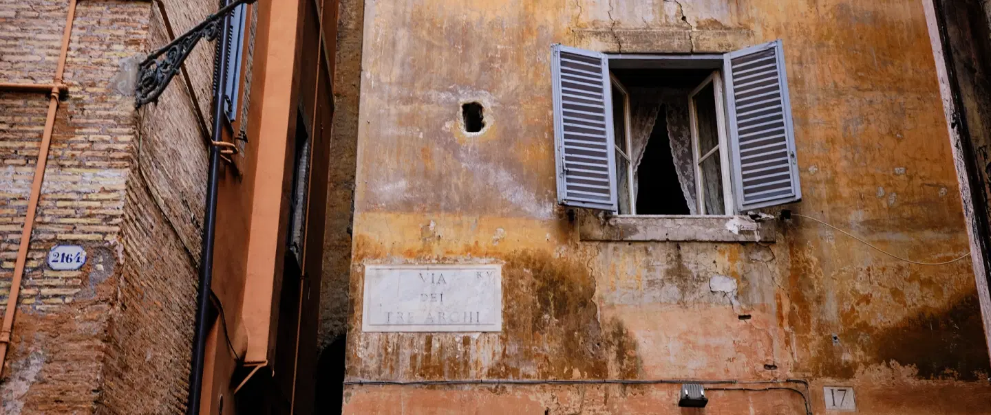 Walking Tour in Rome exploring tucked-away alleys, unique corners and the city’s layered history.