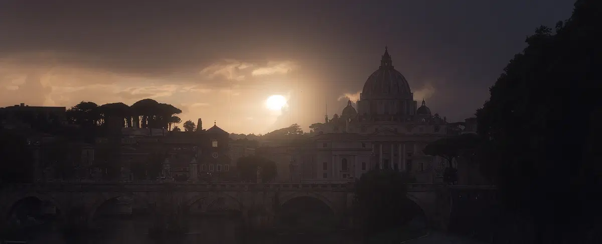 Walking Tour in Rome, blending photography, and unique perspectives through historic neighborhoods.