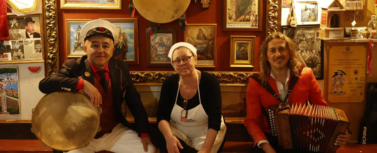 Music Experience in Naples with street theater, Neapolitan songs, castegnette, and homemade lunch.