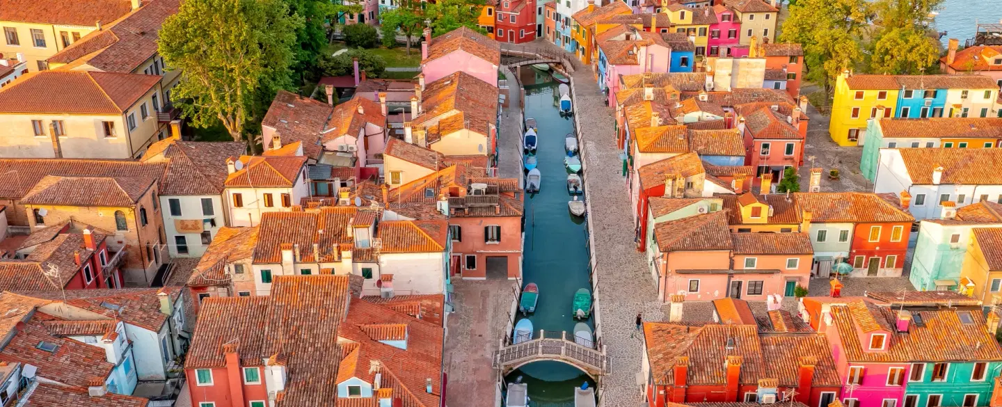 Boat Tour in Venice to Murano and Burano with glassblowing demonstration & traditional lace making.