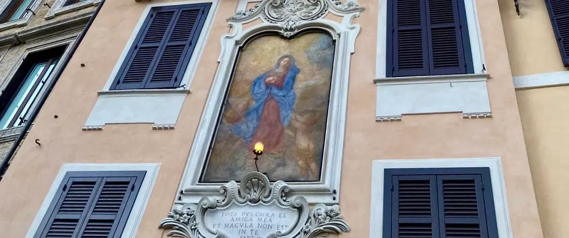 Walking Tour in Rome discovering Madonnelle and the untold stories carved into its street corners.
