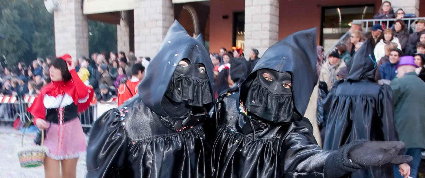 Tempio Pausania Carnival (Carnevale) Photo Tour in Sardinia capturing masks and Re Giorgio burning.