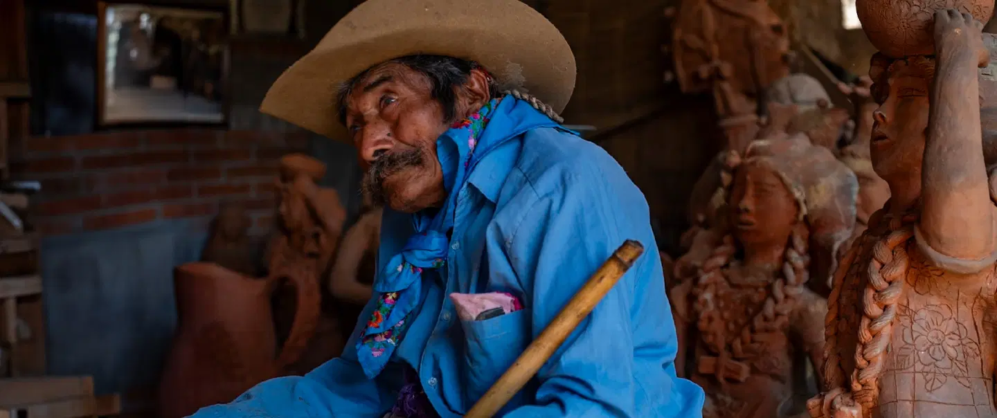 Craft Tour in Oaxaca’s Central Valleys with family pottery workshop, artisan visit, local lunch.