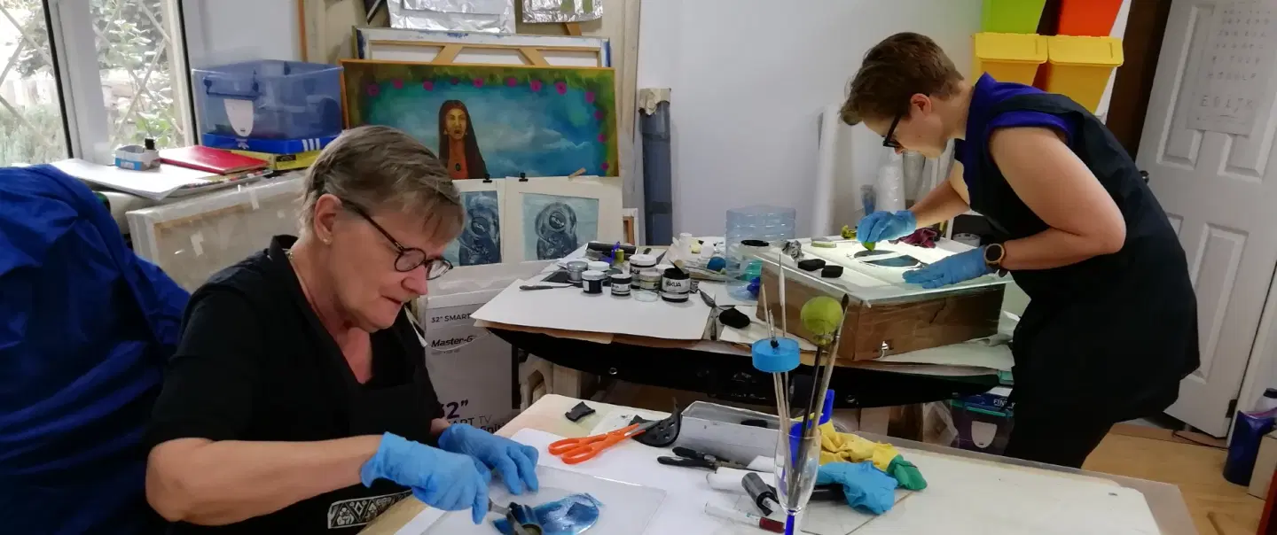 Art Workshop in Concón, Chile, artist-led with soy-based monotype printmaking, no experience needed.