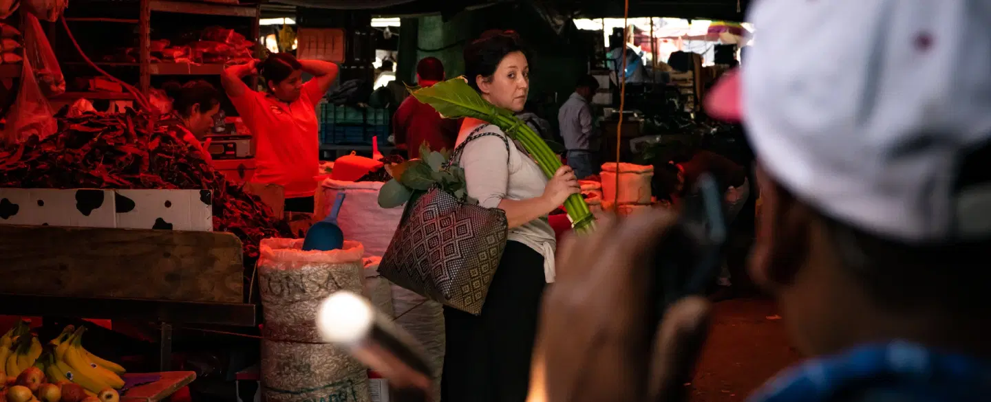 Walking tour with a floral curator through Mexico City’s Mercado de Jamaica—flowers, fruit, stories.