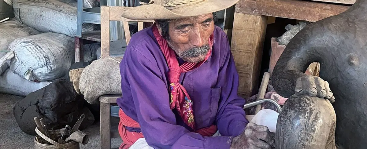 Craft Tour in Oaxaca’s Central Valleys with family pottery workshop, artisan visit, local lunch.