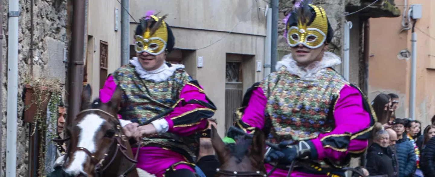 Santu Lussurgiu Carnival Photo Walk in Sardinia with Sa Carrela ’e Nanti horse race & village life.