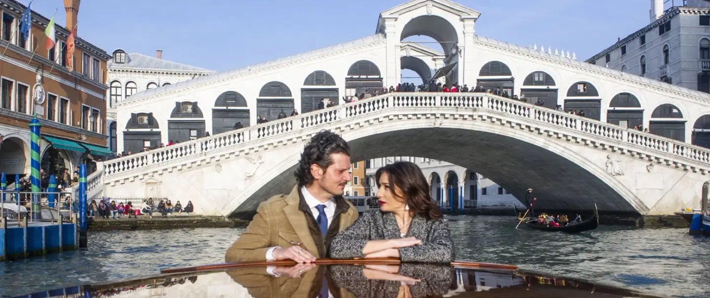 Photoshoot in Venice, capturing the romantic charm of the city through a unique portrait session.