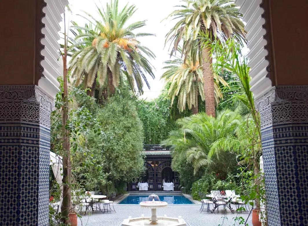 Photo Session in a Riad featuring kaftan styling, henna ceremony and Moroccan tea with expert guide.