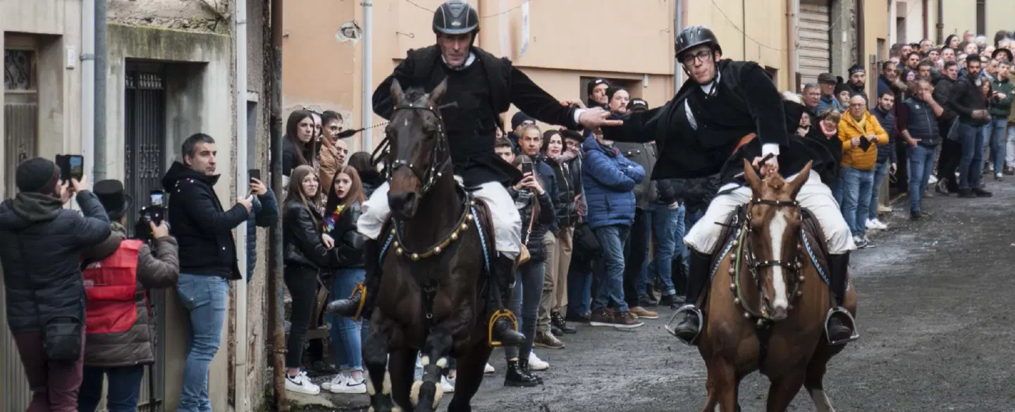Santu Lussurgiu Carnival Photo Walk in Sardinia with Sa Carrela ’e Nanti horse race & village life.