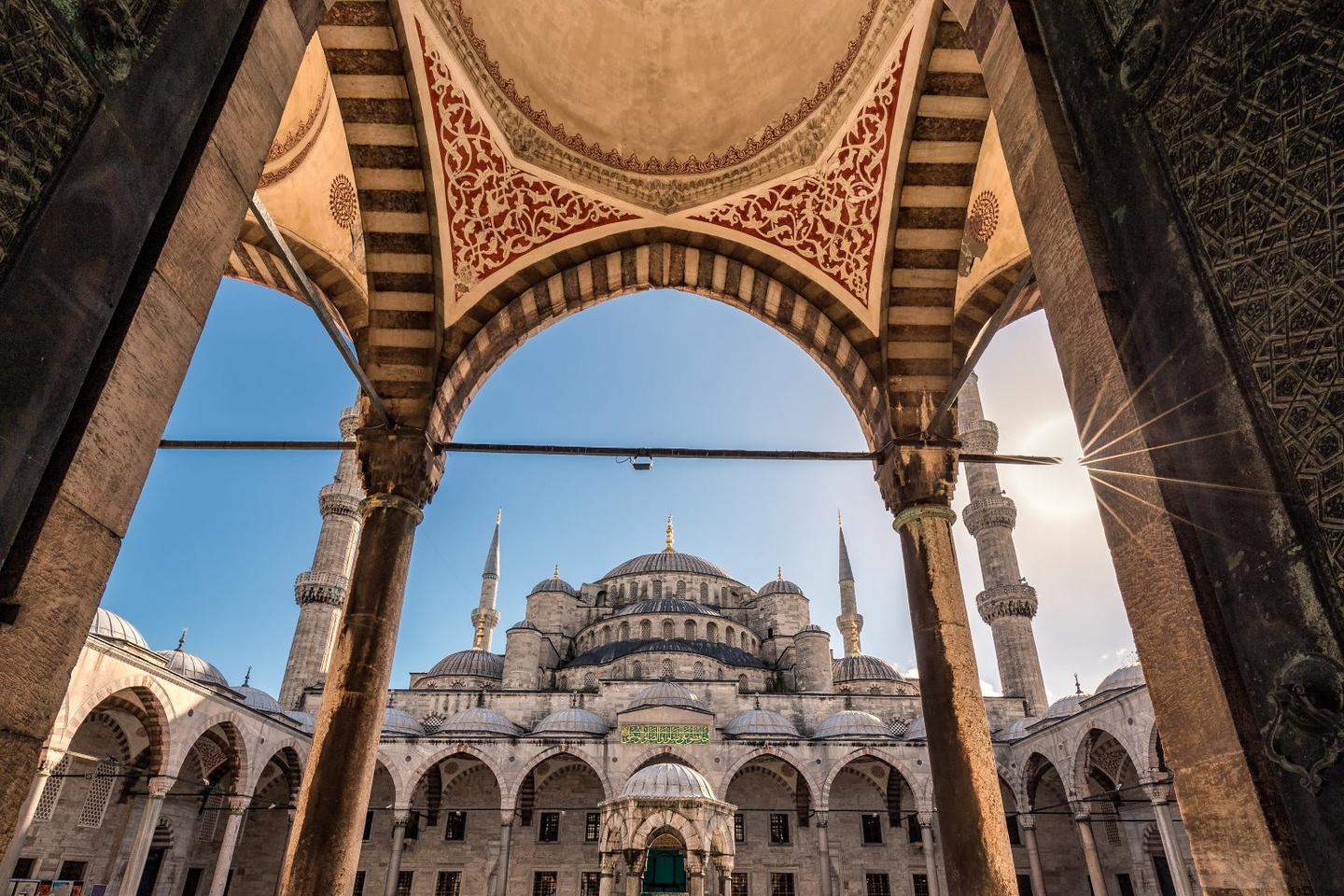 5 days in Istanbul with guided tours, unique activities to do, local markets, and art workshops.