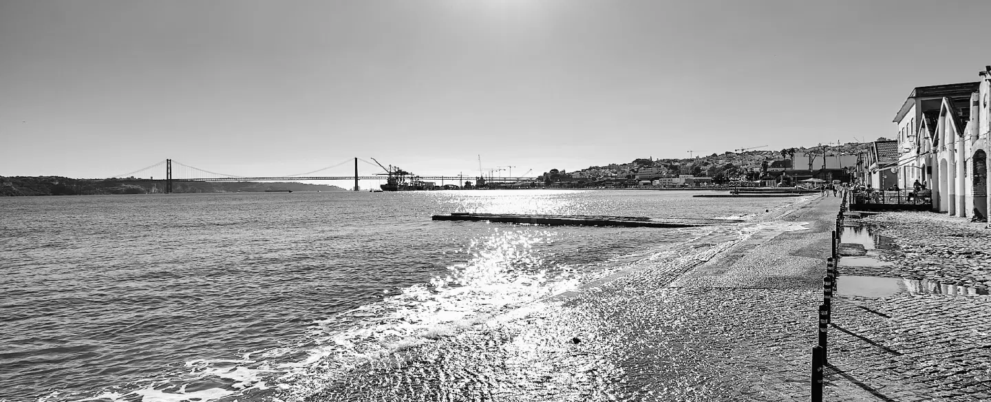 Photo Tour & Professional Photoshoot in Lisbon: street photography, secret miradouros and alleyways.