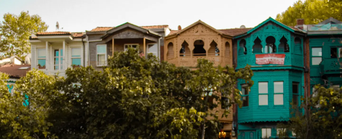 Photo Walk in Kuzguncuk—capture golden-hour light, streets and layered beauty of everyday Istanbul.