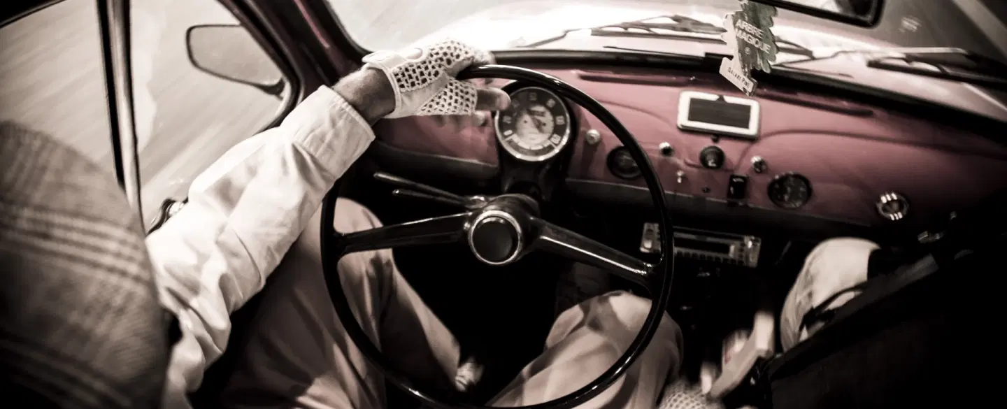 Architecture Tour in Milan by classic Fiat 500, from historic palaces to contemporary buildings.