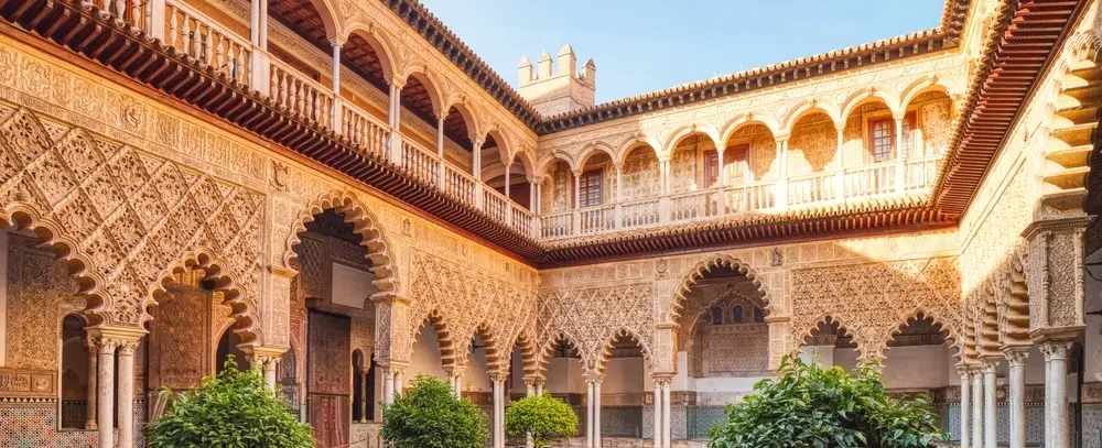 Cultural Tour in Seville, ideal for first-timers: Alcázar, Cathedral, hidden places, music and food.