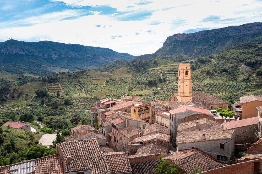 7-day itinerary in Catalonia through Barcelona, Priorat, Siurana, Ebro Delta, Girona, and Cadaqués.