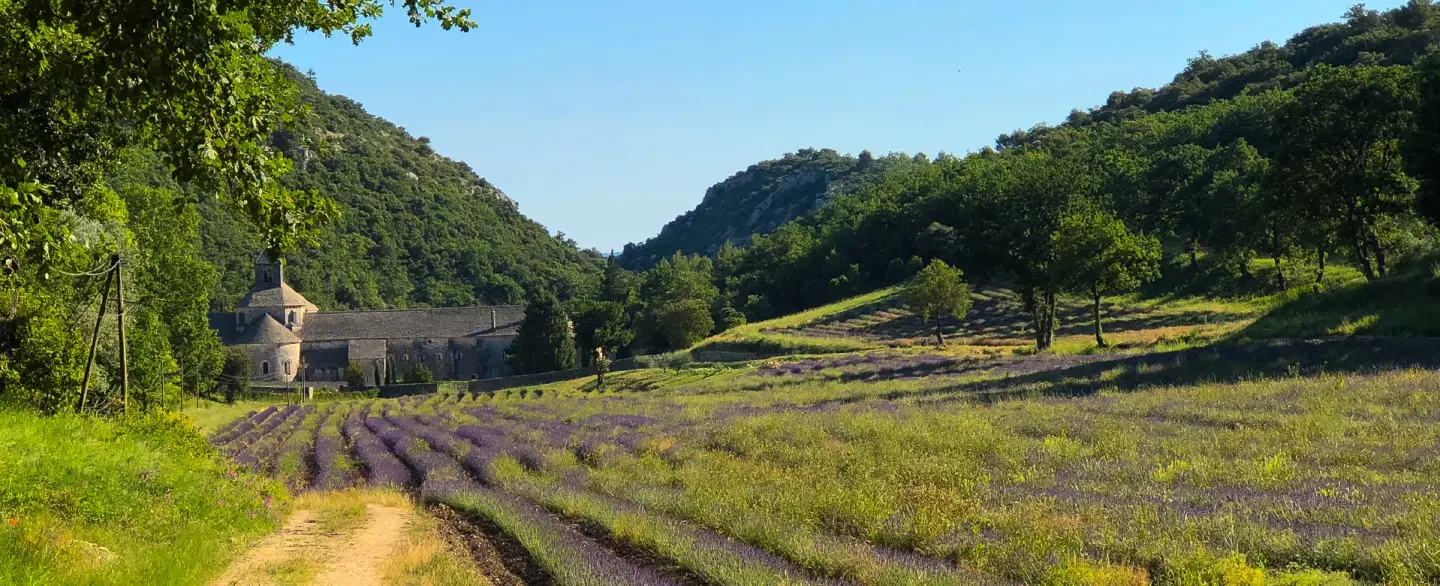 Day Trip in Provence exploring Luberon villages, Gordes, Roussillon, Goult, Bonnieux, and Lourmarin.