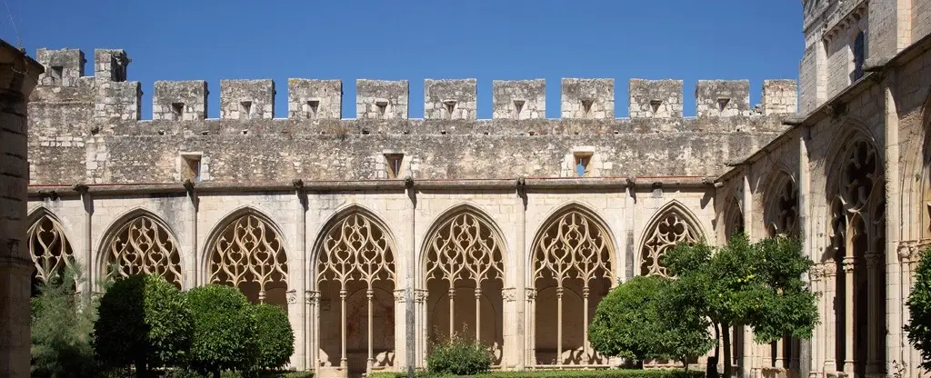 Seasonal Food Tour from Barcelona with countryside calçot feast & Santes Creus Monastery visit.