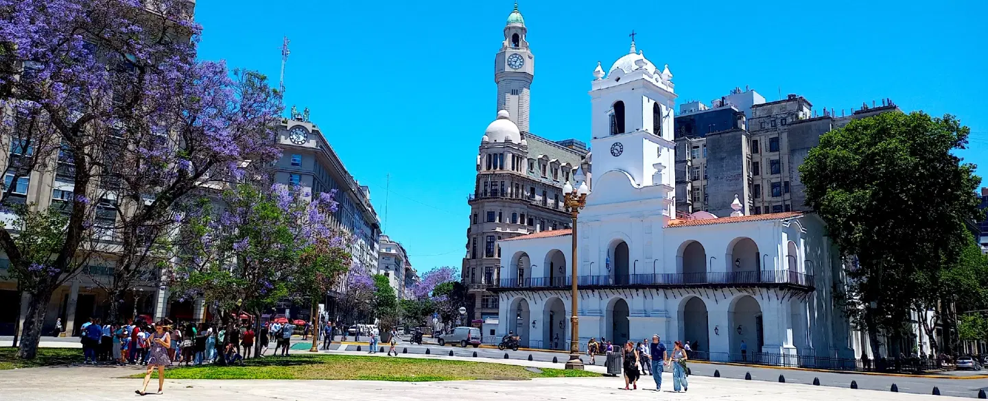 City Tour in Buenos Aires by car: Icons & local secrets in Historic Quarter, San Telmo & Recoleta.